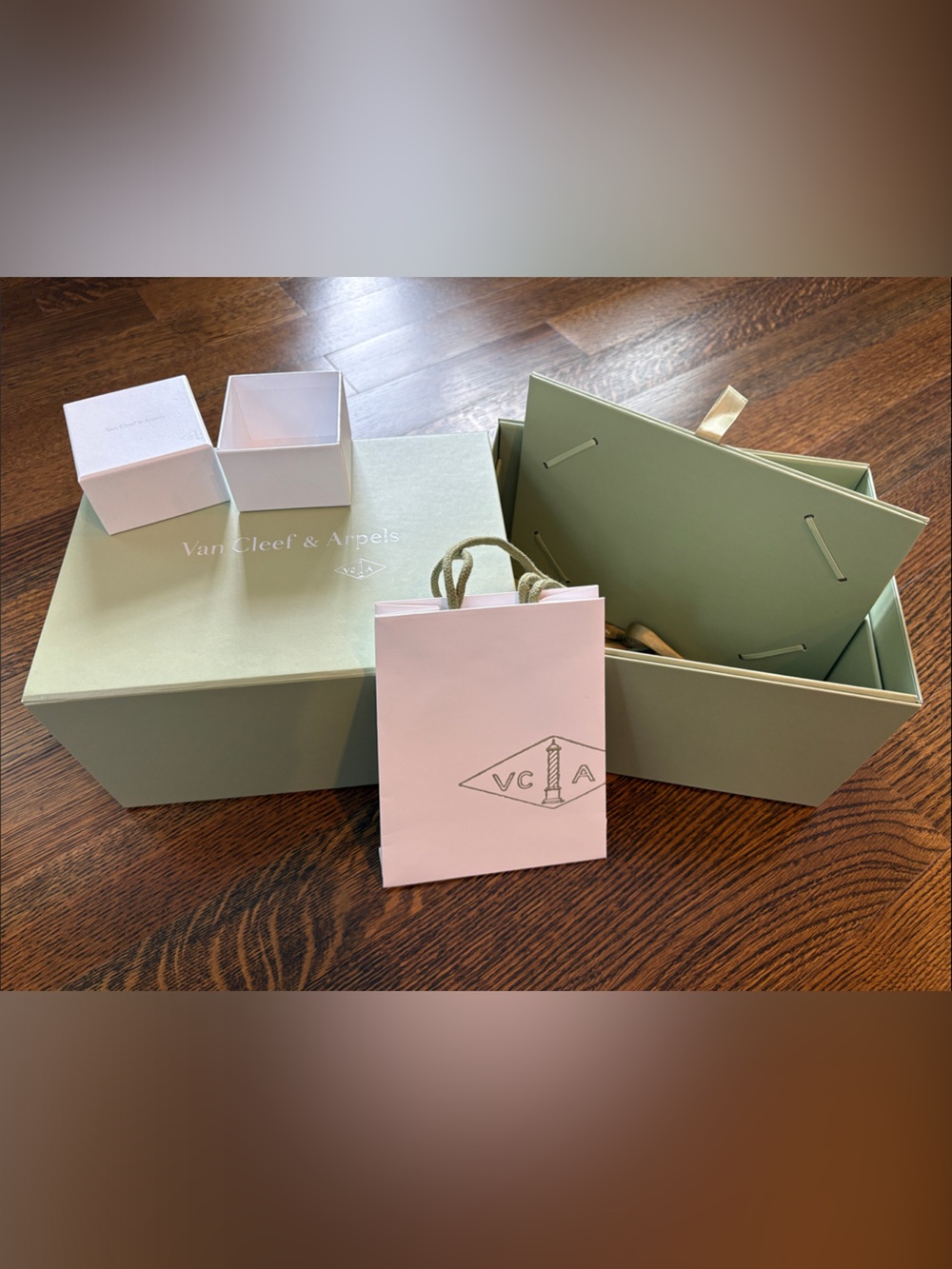 Van Cleef & Arpels Green Box with Small Bag and White Inner Boxes